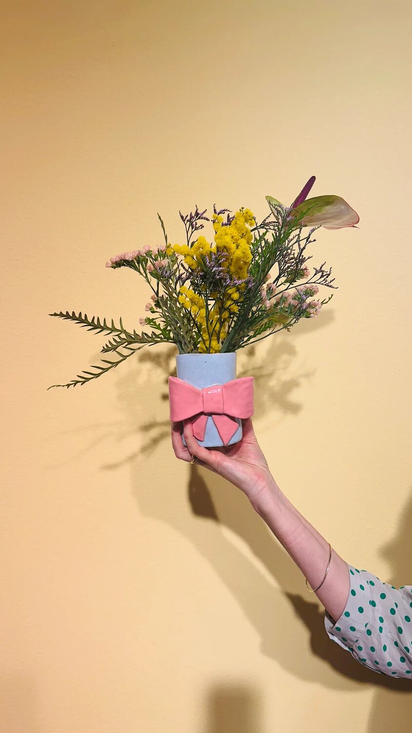 Sløjfevase, blå/rosa - H11 cm.